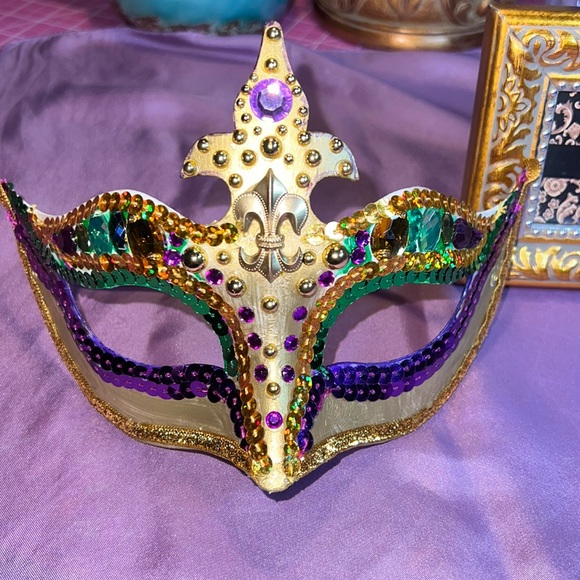 Mardi Gras Mask - Picture 4 of 5